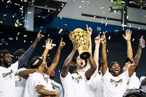 2020년 CEBL 트로피를 들고 있는 에드먼턴 스팅어스