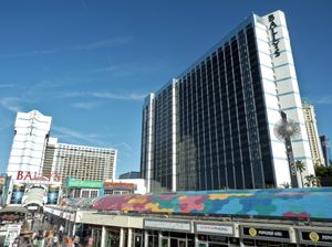 그랜드 바자 쇼핑몰과 2018년의 주빌리 타워(오른쪽)