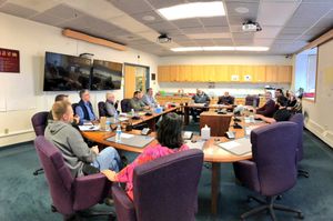 2018년 10월 미국 하원의 알래스카 전역 선거구 의원인 돈 영과 만나는 놈 상공회의소