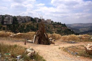 라그 바오메르 축제를 기다리는 나무 더미