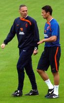 전 네덜란드 대표팀 감독 마르코 판 바스턴과 함께 있는 불라루즈