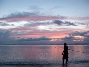 마라붓의 황혼녘 레이테 만에서 낚시하는 남자