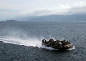 미 해군, 2006년 남레이테의 기나사우건, 세인트 버나드, 남레이테 산사태 이후 재해 구호 활동을 위해 레이테 만 상공을 비행하는 사진