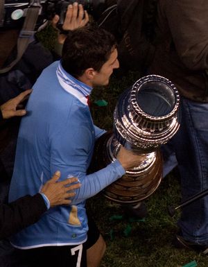 로드리게스가 2011 코파 아메리카 트로피를 들고 있다.