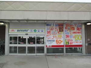 어니스트 에드를 테마로 한 배서스트역 출입구.