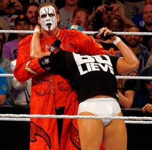 스팅이 보 댈러스에게 스콜피온 데스 드롭 (인버티드 DDT)을 준비하고 있다.