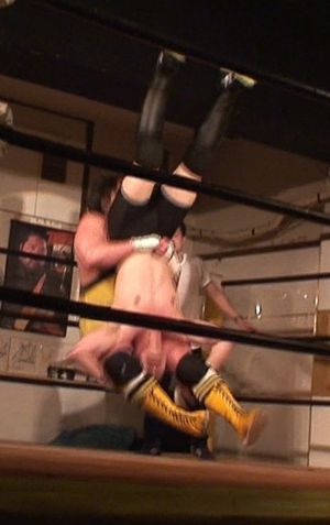 타잔 고토의 드릴 어 홀 파일드라이버.