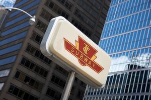 2008년 다운타운 토론토의 기존 스타일 지하철 입구 표지판