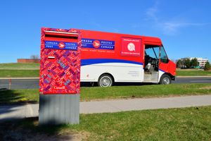 캐나다 우체국 우편함 근처에 주차된 캐나다 우체국 배달 트럭.