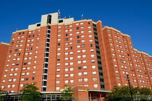 1998년에 문을 연 뉴넘 캠퍼스의 1,113개 침대 기숙사