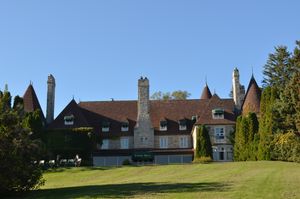 세네카 칼리지의 이튼 홀, 킹 캠퍼스 내 세네카 호수 기슭에 위치