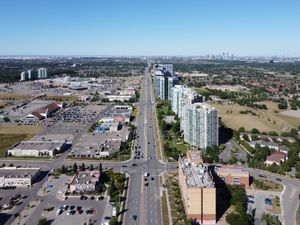 미시소거 에린 밀스의 에글린턴 애비뉴 서쪽