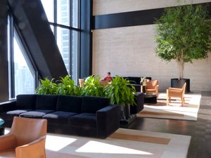 2013년에 촬영된 44층 스카이 로비