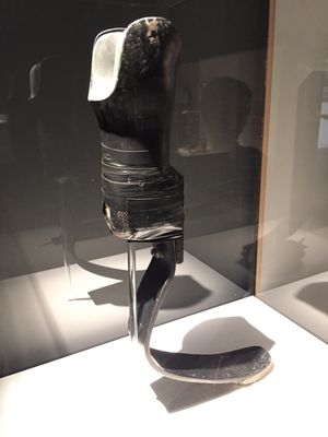 2015년 10월 CCCB 전시회에서 멀린스의 의족을 보여주는 모습