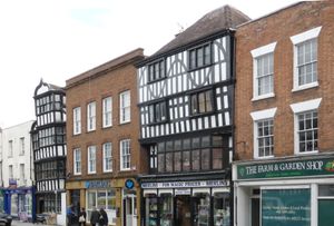 튜크스베리 하이 스트리트의 흑백 건물. 왼쪽 건물은 c.1510년에 지어졌으며, c.1650년에 외관이 개조되었다.