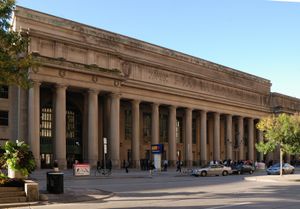 유니언 역은 프런트 스트리트의 요크 스트리트와 베이 스트리트 사이에 있다.