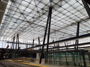 유리 아트리움이 기차 차고의 중앙 부분을 형성하고 있다.