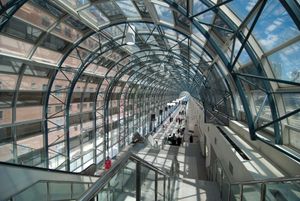 스카이워크는 메트로 토론토 컨벤션 센터와 로저스 센터를 PATH 보행자 네트워크의 나머지 부분과 연결하기 위해 유니언 역의 철도 선로 위에 건설되었다.