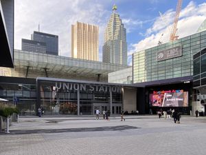 유니언역 남쪽 입구는 2010년에 개통되었다.