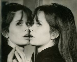 거울 앞에서 포즈를 취한 캐런 블랙, 1966년경