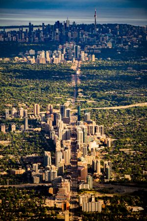 하늘에서 본 영 스트리트 (도로의 30%가 보임)