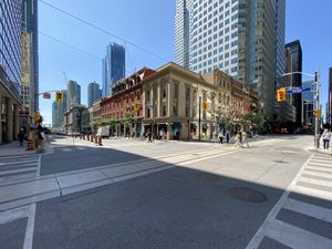 2023년 북동쪽에서 본 영 스트리트와 웰링턴 스트리트 교차로 모습