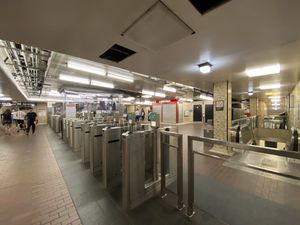 칼리지 역 대합실