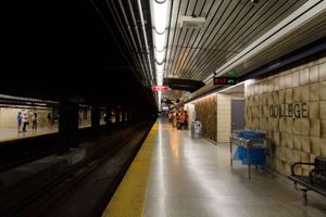 칼리지 역 남행 승강장