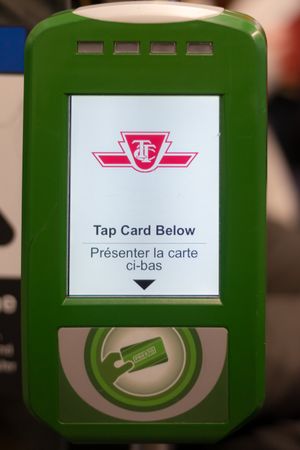 토론토 교통국 버스에 있는 프레스토 카드 리더기