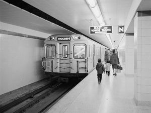 1966년 영 역에서 지하철에 탑승하는 승객