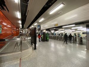 허드슨 베이 센터의 블로어-영 지하철역 대합실