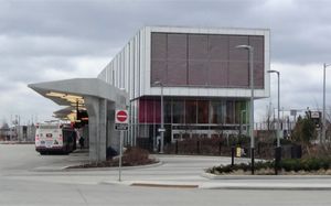 핀치 웨스트역 주 출입구 건물 및 버스 터미널