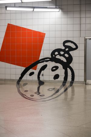 From Here Right Now, 트롱프뢰유 미술 작품으로 바닥과 벽에 주머니 시계를 묘사