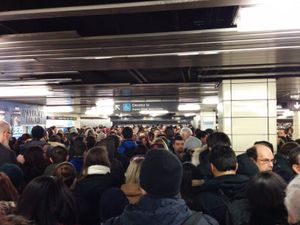 1호선 욘게-유니버시티 운행 중단으로 인한 블루어-영 역 플랫폼 모습