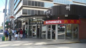 세인트클레어 애비뉴 남쪽, 영 스트리트 바로 동쪽에 있는 입구