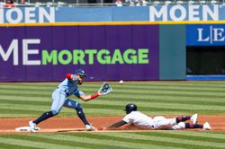 마일스 스트로가 5월 7일 프로그레시브 필드에서 클리블랜드 가디언스와의 경기에서 토론토 블루제이스가 8-3으로 승리하는 과정에서 도루에 실패하고 있다.