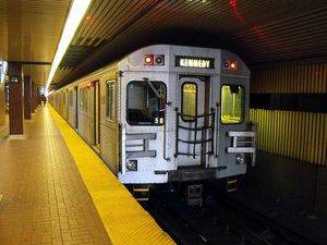 2009년, 원래의 벽 판자가 보이는 역의 열차