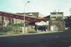 프란의 가족 사업과 거주지에 사용된 댄싱 히어로 영화 세트. (이후 재개발되어 스타 시티 카지노 단지로, 피르몬트에 위치)