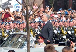 2008년 독립 기념일에 키예프의 크레샤티크에서 제95공수여단을 사열하는 유리 예하누로우