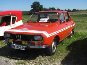 빨간색 다치아가 제작에 사용되었다.