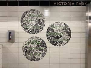 열차 플랫폼 레벨의 Aniko Meszaros의 작품