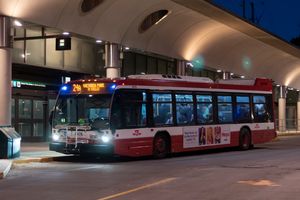 밤에 버스 플랫폼에서 대기 중인 버스