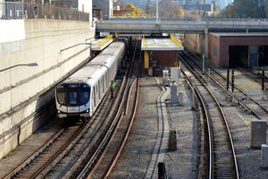 채플린 크레센트가 위에 있는 북행 토론토 로켓 열차