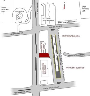 핀치역과 버스 터미널을 포함한 주변 구조. 빨간색으로 표시되어있는 부분은 펨버턴 애비뉴를 통해 버스가 영 스트리트로 빠져나오는 구간이다.