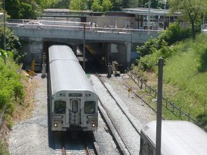 역 북쪽의 개착 구간 선로