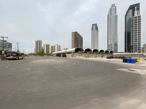 이즐링턴 역의 오래된 지붕이 있는 버스 터미널은 워든 역과 빅토리아 파크 역의 원래 구조와 유사하다.