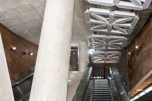 남쪽 메자닌 층에 설치된 LightSpell 설치물의 일부