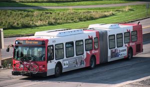 교통망에서 운행 중인 OC 트랜스포 D60LFR 굴절 버스