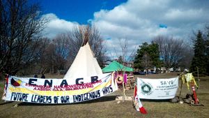 티피와 원주민 연합의 메트로링스가 5호선 에글린턴을 제인 스트리트 근처 지상으로 운행하려는 결정에 대한 시위