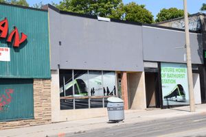 포레스트 힐 역의 미래 부지; 이전 House of Chan 레스토랑의 정면이 의도치 않게 붕괴되어 여러 행인이 부상을 입었다.